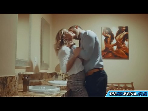 ❤️ Khi một cô gái tóc vàng busty quyến rũ bạn trong một nhà vệ sinh công cộng ☑ Sex video tại chúng tôi ❌